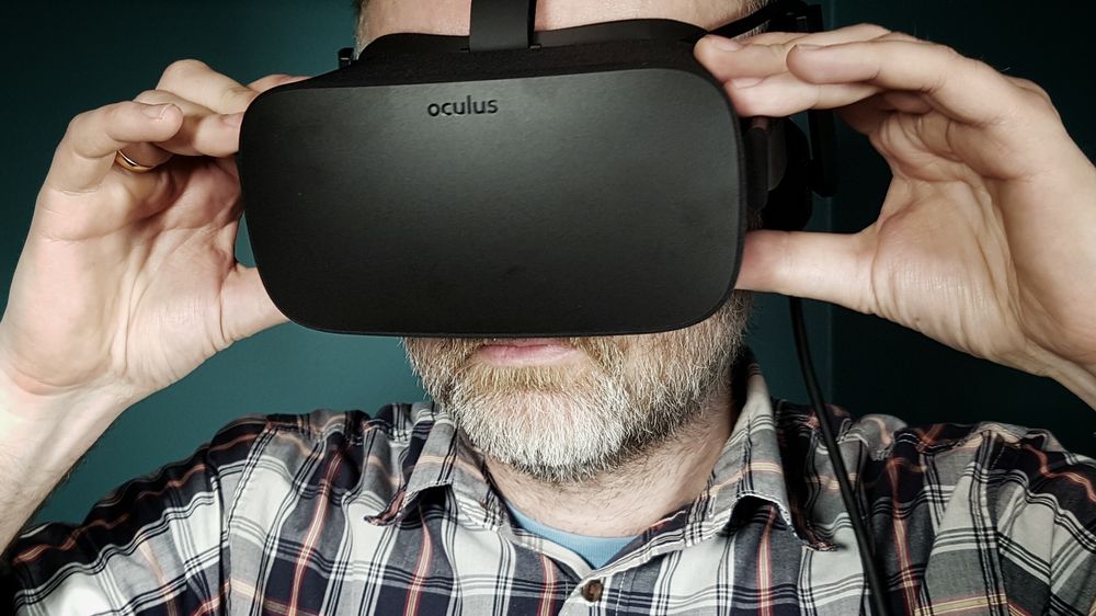 VR: Multimedia-ansvarlig Eirik Helland Urke tester Oculus Rift, en av mange måter å oppleve VR-journalistikk på.