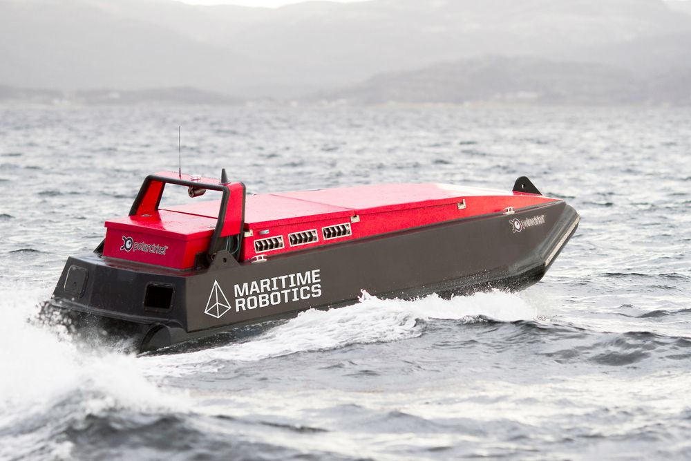 Kartlegger: Det førerløse fartøyet til Maritime Robotics er brukt til kartlegging av havbunnen med multisonar fra Norbit. Båten er ca. 6 meter lang og veier 1,7 tonn.