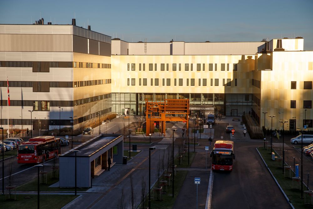 Sykehuset Østfold utenfor Sarpsborg får IT-tjenestene sine levert av Sykehuspartner. Hvis tjenesteleverandøren outsourcer kan et hundretalls ansatte gå en usikker fremtid i møte.