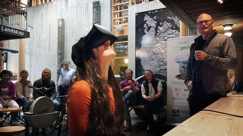 Fra åpningen av utstillingen. Til høyre Pål Thjømøe, prosjektleder for Magma Geopark. Foto: Doublethink