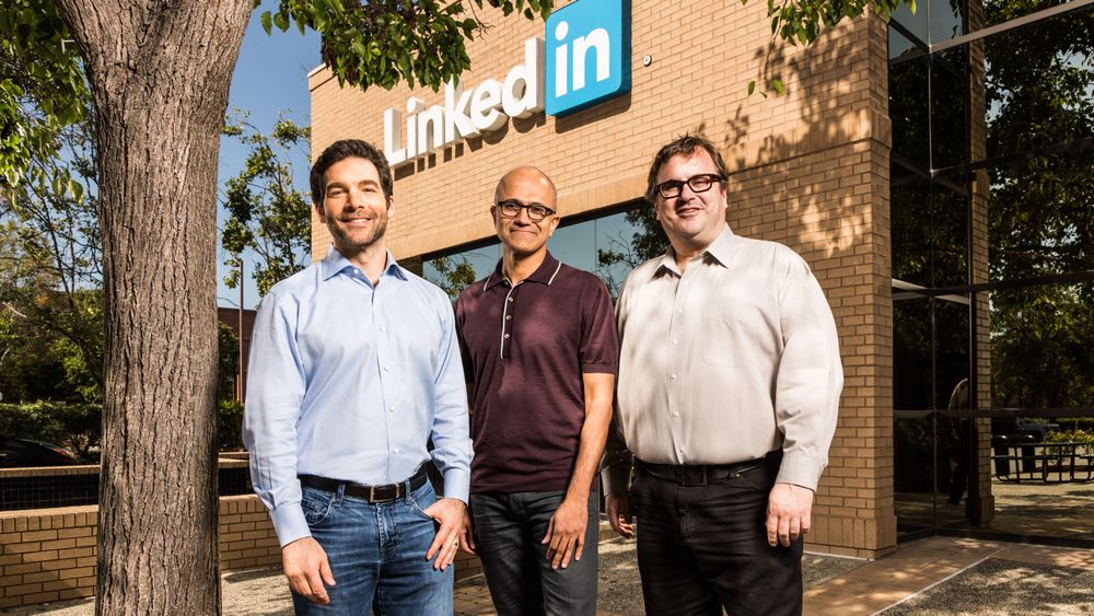 LinkedIn-sjef (fra v.) Jeff Weiner, Microsofts toppsjef Satya Nadella og LinkedIn-styreleder Reid Hoffman.