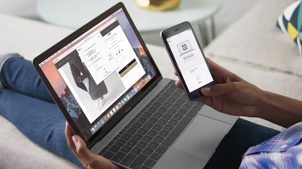 macOS og iOS er blant Apple-operativsystemene som skal få støtte for Apple File System. På bildet vises macOS Sierra og iOS mens brukeren benytter Apple Pay.
