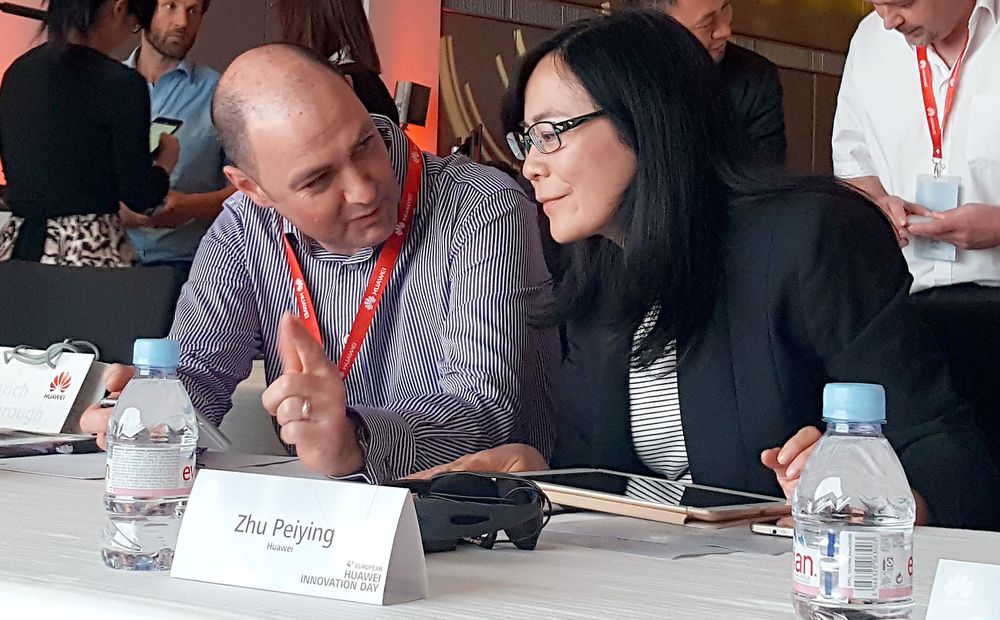 Forskningssjef Luke Ibbetson i Vodafone, her i samtale med Huaweis 5G-leder Zhu Peiying under et seminar i Paris.
