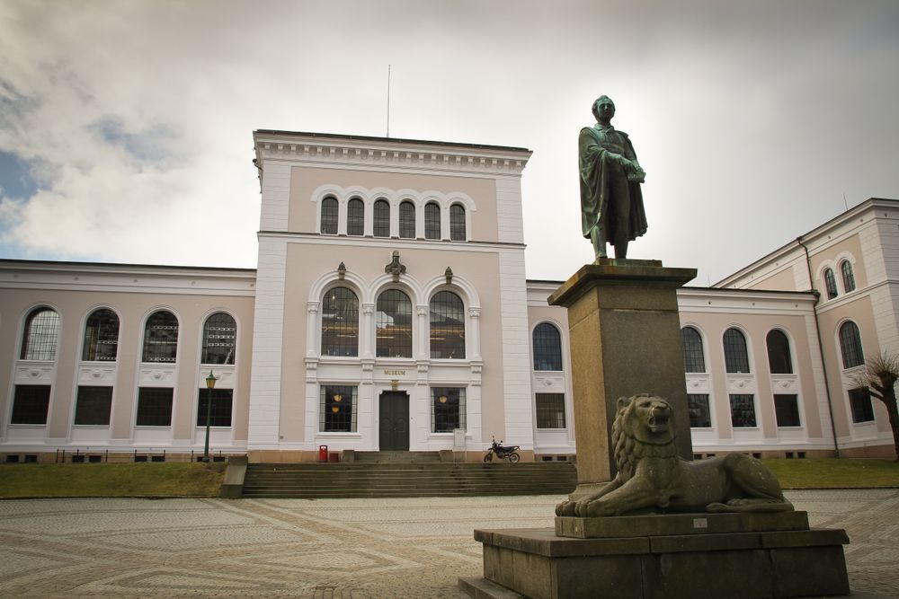 Ved Universitetet i Bergen har folk tatt doktorgrader uten å ha hatt ett eneste studiepoeng i sikkerhet. - Det må det bli slutt på sier, UiB-professor til digi.no.
