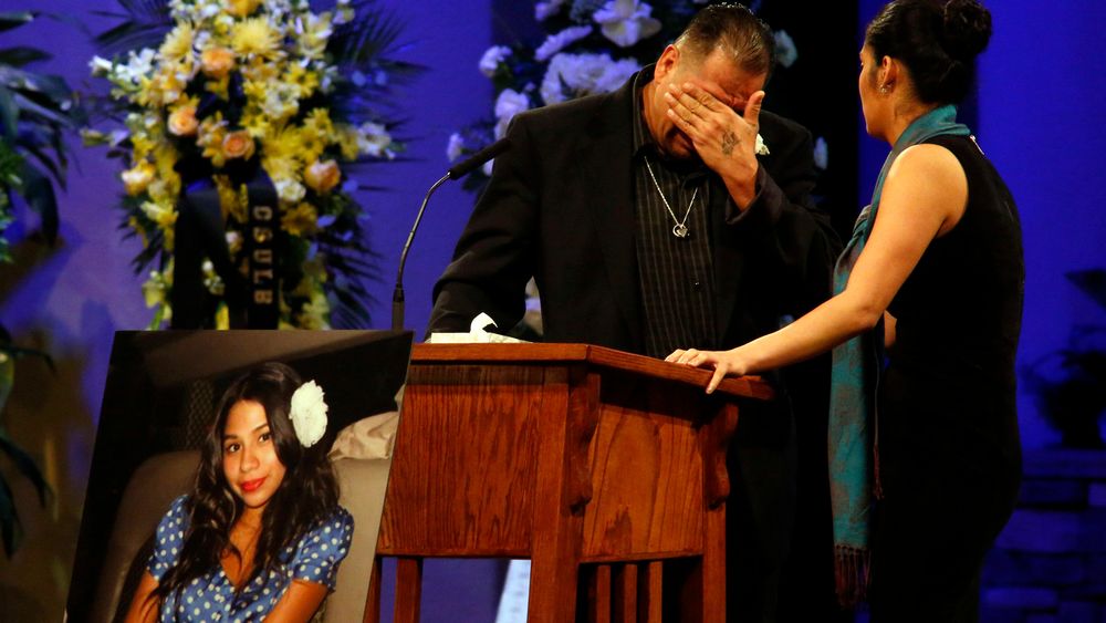 Reynaldo Gonzalez bryter sammen under begravelsen til sin datter Nohemi Gonzalez, som ble drept under terrorangrepene i Paris sist november. Nå anlegger han søksmål mot Twitter, Facebook og Google.