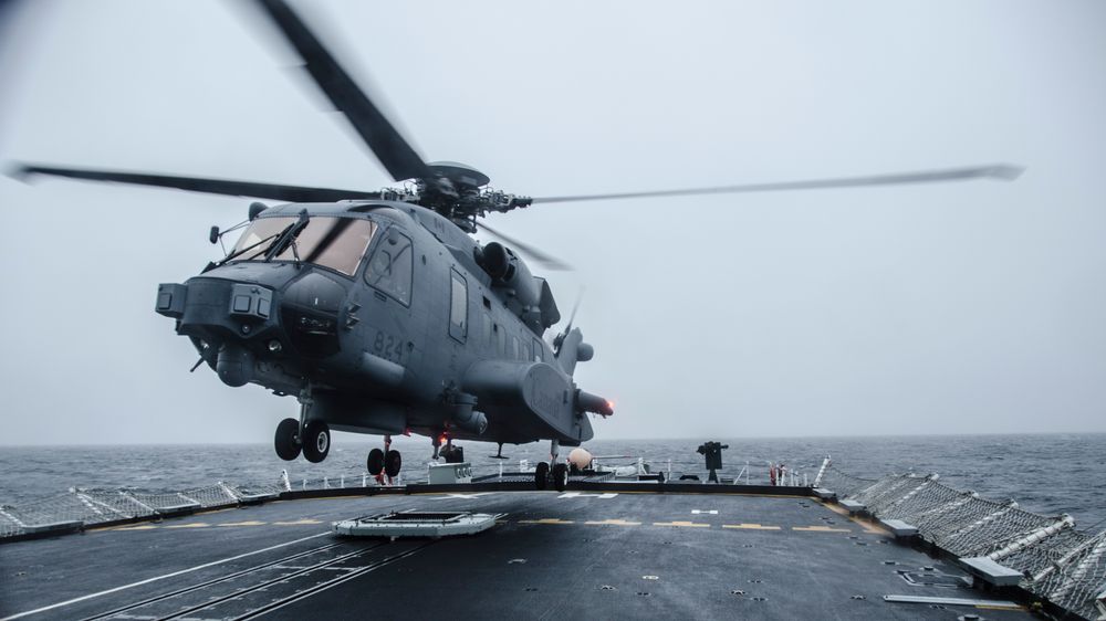 Et CH-148 Cyclone lander på HMCS Halifax i februar i forbindelse med «Ship Helicopter Operating Limits», SHOL-trening i februar 2016.