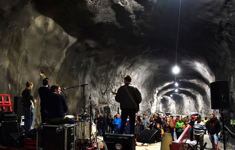 Etter mange års kamp for å få tillatelse av UNESCO, en rekke departement og direktorat kan endelig ny og trygg vei åpnes inn til bygda Jordalen i utkanten av UNESCOS verdensarvområde Nærøyfjorden. Fredag kveld startet begivenheten med en konsert av Yngve & His Boogielegs inne i den nye tunnelen.