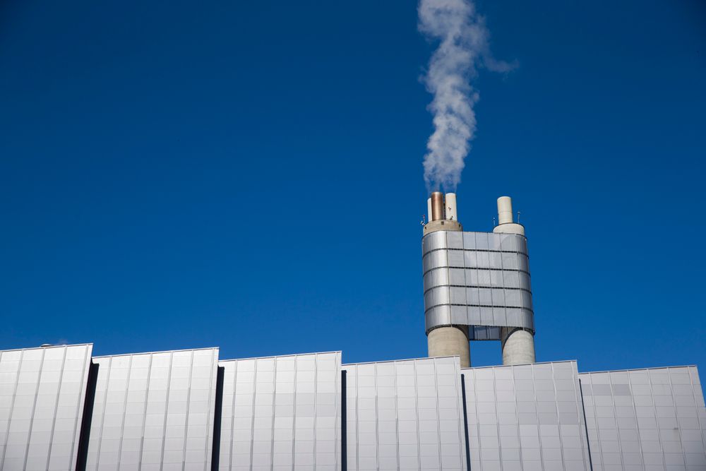 Energigjenvinningsanlegget på Klemetsrud i Oslo er ett av tre industrianlegg i Norge hvor det i løpet av det siste året er gjort testing av CO2-fangst. Teknisk direktør Johnny Stuen i energigjenvinningsetaten mener resultatene er veldig lovende og sier testene har vist at det er mulig å fange 90 prosent av CO2-utslippene fra anlegget.