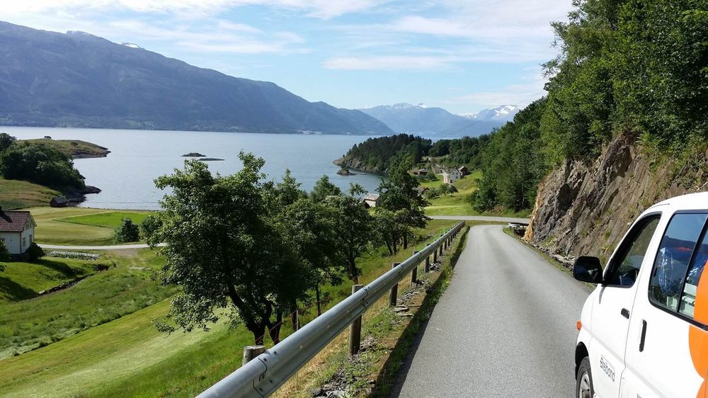 Kvinnherad Breibands biler kjører ofte i vakker natur. Nå kan Kvinnherad Energi bruke forkjøpsretten sin, og bli eneeier i selskapet.