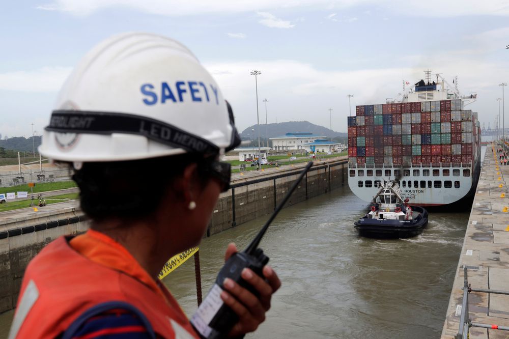 Et konteinerskip tester en av de nye slusene etter ombyggingen og utvidelsen av Panamakanalen.