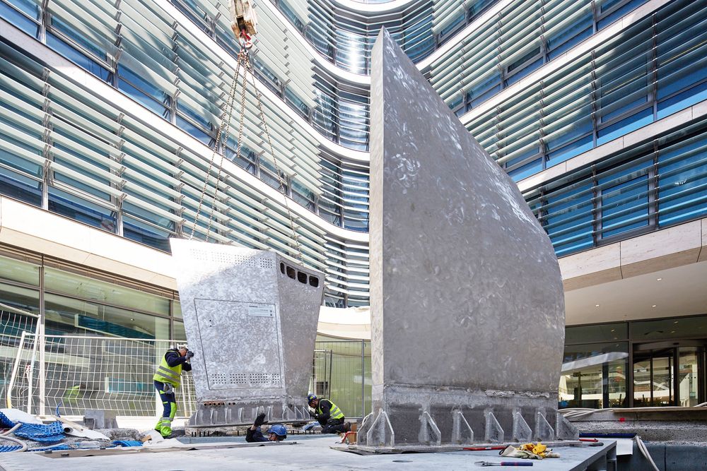 Fra Milan til München: En ti meter høy vingeformet skulptur av den amerikaneren Daniel Libeskind er montert foran hovedkvarteret.  Skulpturen veier 15 tonn og er utstyret med flere tusen LED-lys. Bildet er tatt 18. mai 2016.