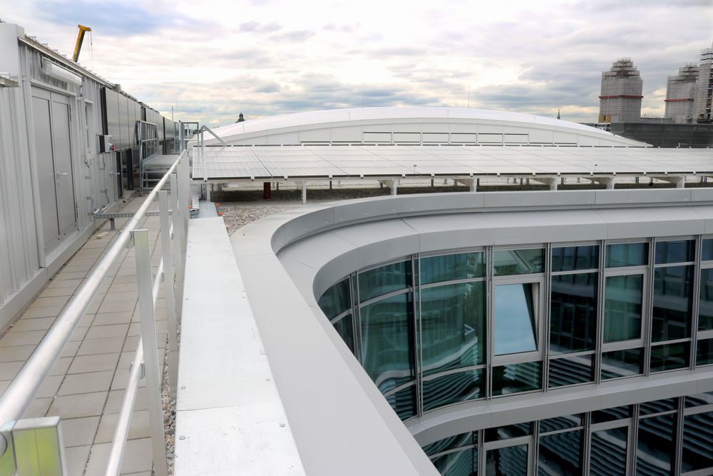 Spesielt tak: Det hvite taket over atriet er ifølge Siemens basert på samme teknologi som taket til Allianz Arena, EFTE (Etylen tetrafluoretylen). Taket er selv-rengjørende. Fra utsiden er taket translusent hvitt, men er gjennomsiktig fra insiden, og slipper dermed inn mye lys.