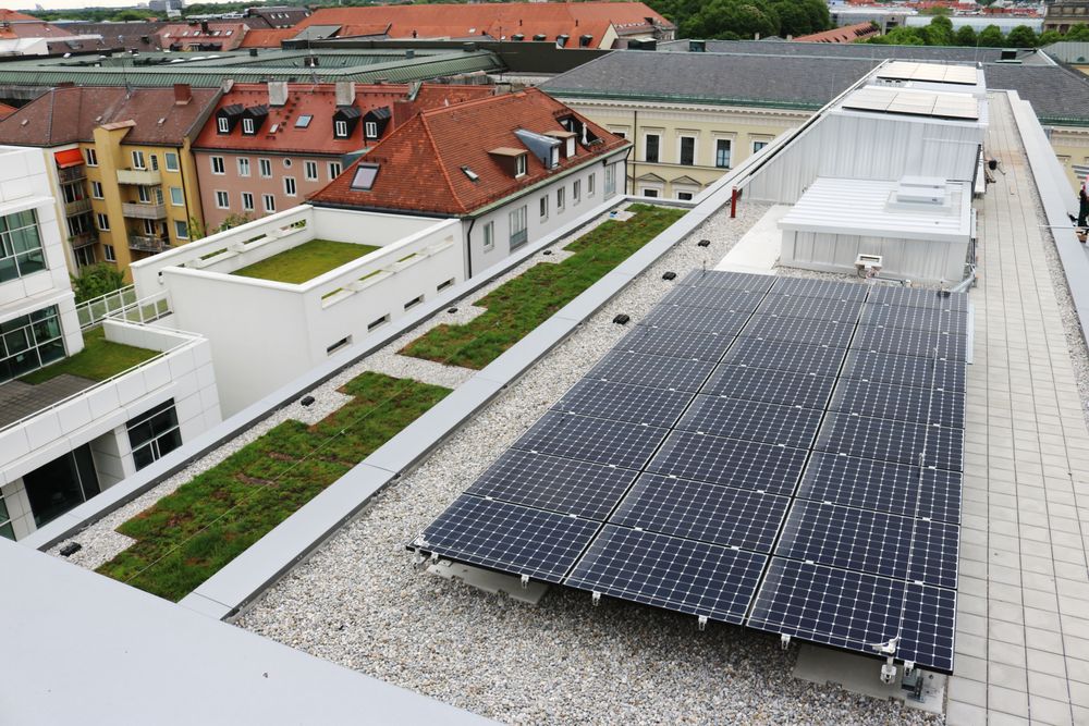 Solpanel: På taket får vi se solpanelene som har en effekt på 380 kWp (kilowatt i peak). Totalt er det 1800 m2 paneler med en effektivitet på 20,4 prosent.