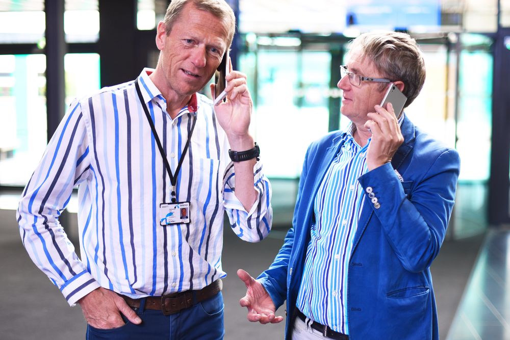 Lederen for bedriftsmarkedet Ove Fredheim og dekningsdirektør Bjørn Amundsen i Telenor får nå bedre innendørsdekning å tilby kundene, ved hjelp av kundens egen wifi-løsning.