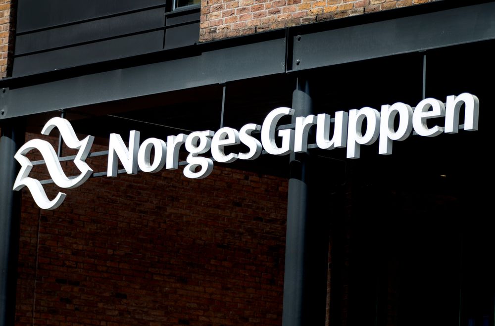 Norgesgruppen skal ifølge NRK bruke indiske IT-arbeidere som jobber syv dager i uken uten overtidsbetalt, og som konstant lever i frykt for å bli sendt tilbake til India.