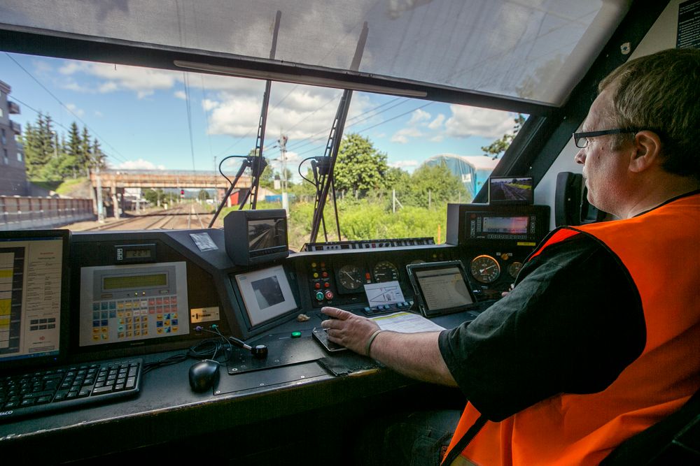 Lokfører Frank Woldsund er en av tre lokførere i Jernbaneverket som kan kjøre målevognen Roger 1000.