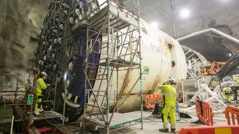 Den første av fire tunnelboremaskiner settes sammen i Follobanetunnelen. Men Direktoratet for arbeidstilsynet nekter Acciona Ghella å la arbeiderne jobbe 14 nattskift på rad.