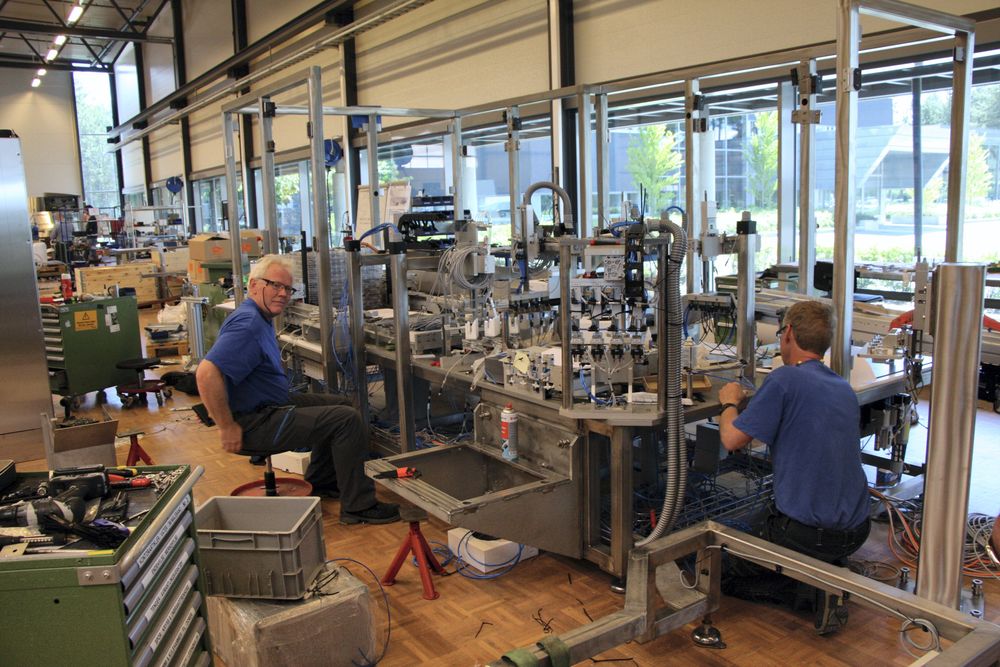 Store automasjonsceller bygges opp for kunder på Hønefoss. De er med på å beholde produksjon i Norge.