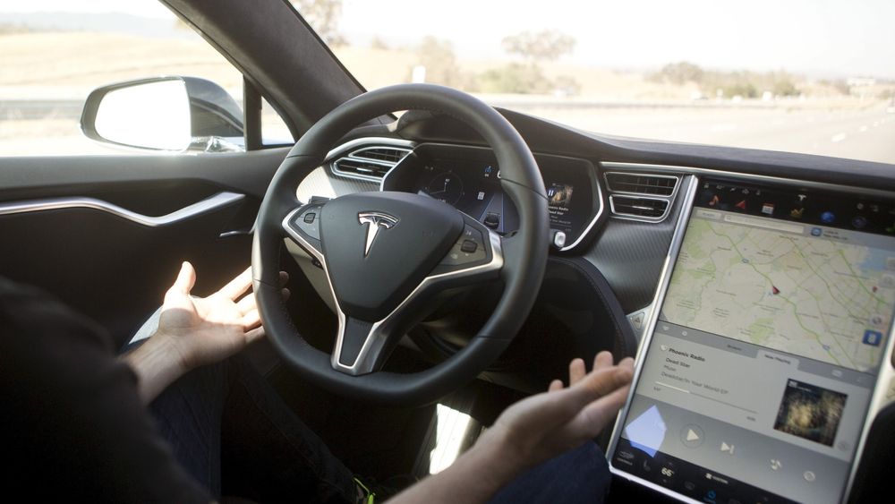 Bildet er hentet fra en pressevisning av Teslas autopilot-system i 2015. Nå etterforskes selskapet etter en dødsulykke.
