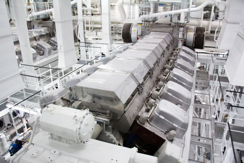 En av de fire 12V46F hovedmotorene om bord i Harmony of the Seas. Skipet har i tillegg to større, 16V46F.