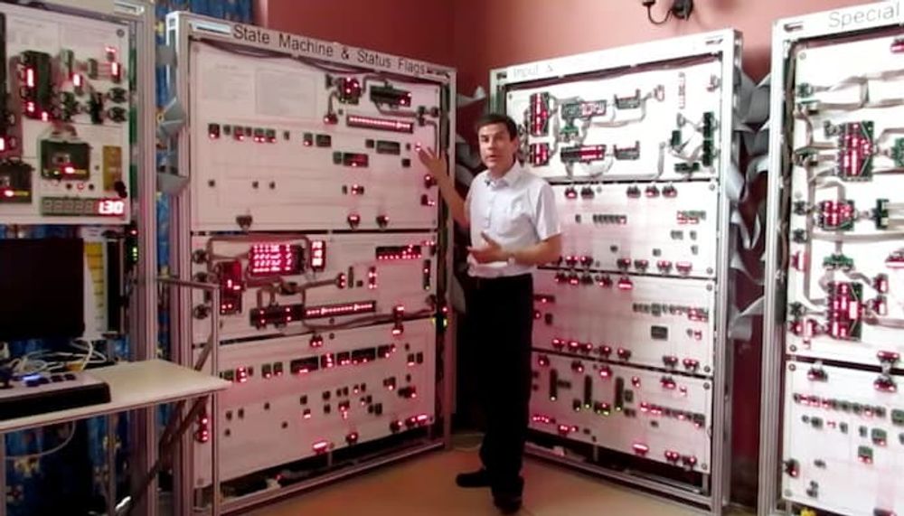 James Newman har brukt fire år av livet sitt på å bygge en massiv datamaskin som står hjemme i stua. Prosjektet har kostet ham rundt 400 000 kroner.