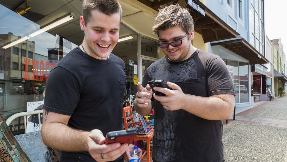 Brødrene Jon og Ryan Edmonds fra Arkansas i USA ser ut til å kose seg med nye Pokémon Go. Et spill der du kan "fange" figurer som opptrer i liksom-virkelighet ved hjelp av smartelefonens kamera og GPS.