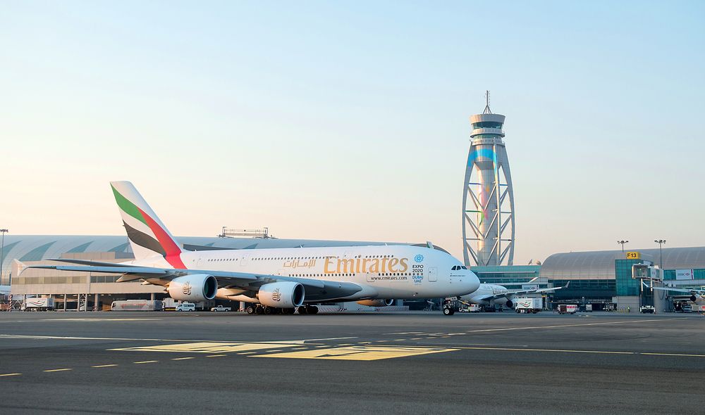 Airbus A380-800 er et vanlig syn på Dubai internasjonale lufthavn. Emirates har utelukkende bredbuksfly i sin flåte, deriblant 80 slike dobbeltdekkere.