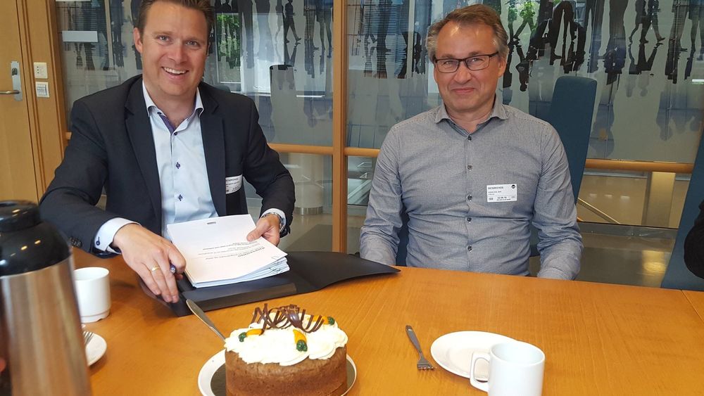 Feiret storkontrakten med kake: Fra v. regionsdirektør Kim Grove-Knutsen og kundeansvarlig Svein Egil Moe, begge fra Atea.