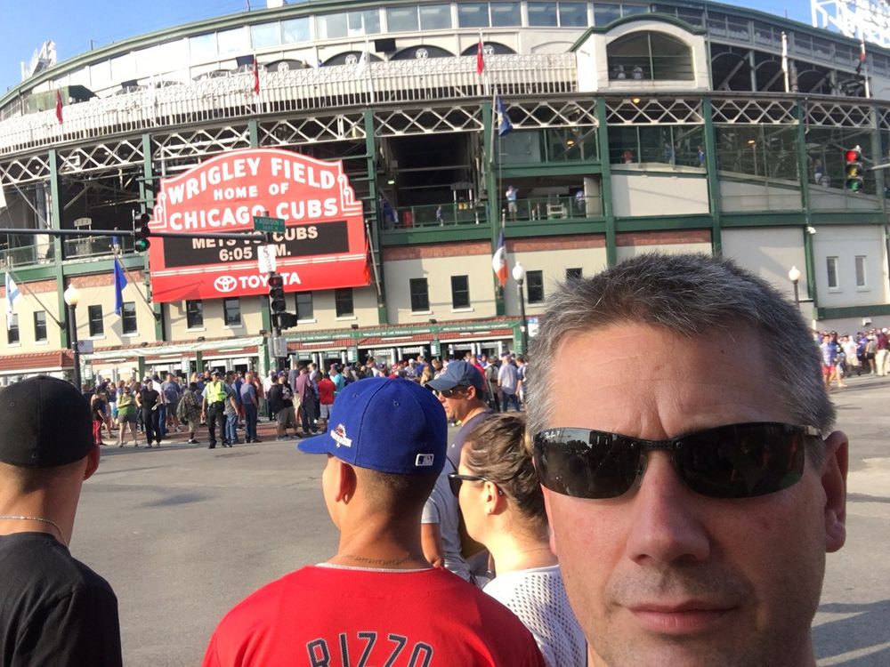 IBM Norges toppsjef Arne Norheim er tilbake på gamle trakter. Bildet har han tatt selv utenfor baseball-anlegget i Chicago.