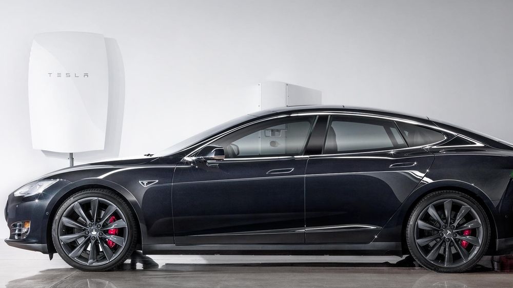 Om salget går igjennom, vil Tesla tilby komplett installasjon av batteripakke og solceller.