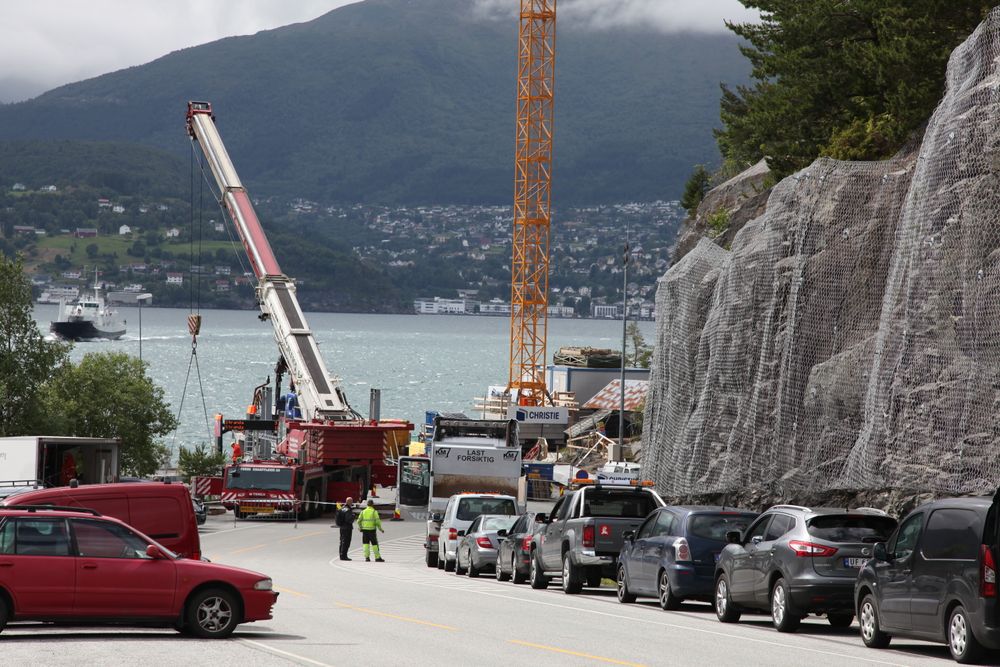 Slik ser det ut på Liabygda ferjekai på Sunnmøre denne sommeren. Det bygges ny og større ferjekai mens trafikken går sin gang ved siden av.