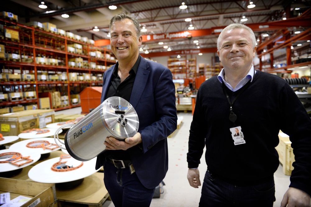 Gründer Alf Egi Stensen på Aarbakkes fabrikk på Bryne, der FluidCom produseres. Her sammen med Reid Skjærpe, administrerende direktør i Aarbakke Innovation AS.