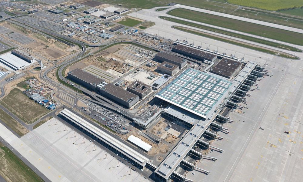 Berlins skandalerammede flyplass Berlin Brandenburg Airport får nye midler for å ferdigstille byggingen. Åpningen er planlagt i slutten av 2017.