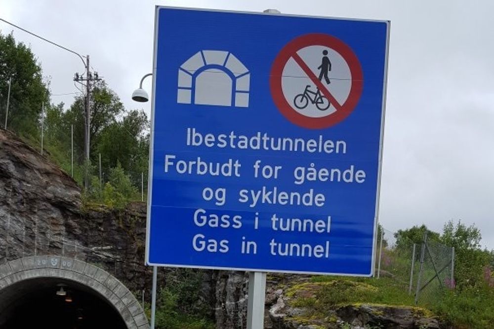 Det er ikke tillatt å gå eller sykle gjennom Ibestadtunnelen. Den viktigste årsaken til det er at det tidvis er for høye konsentrasjoner av NO2 i tunnelen.