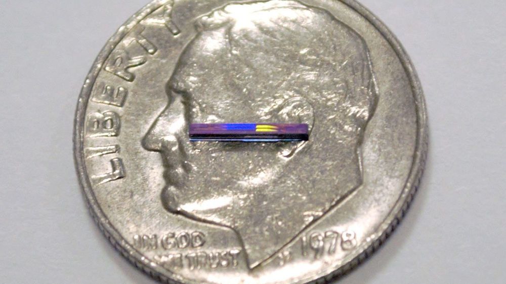 Forskere ved MIT utvikler en lidar på en brikke. Halvlederen på bildet kan manipulere lys, og fungerer som sender og mottaker, uten noen bevegelige deler. Ferdig utviklet, vil den monteres på en brikke sammen med en laser.