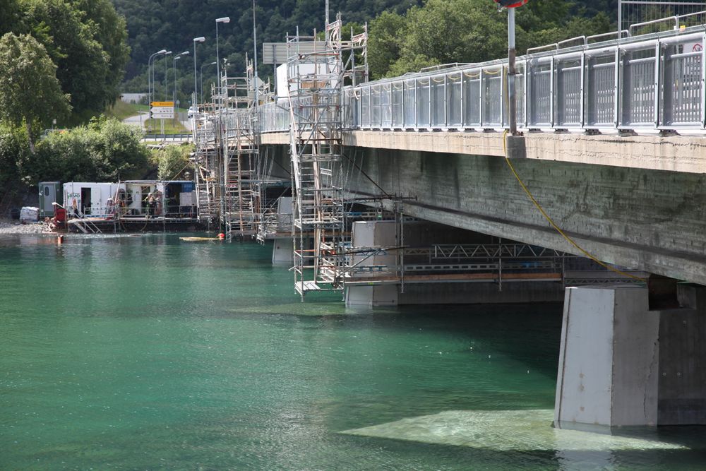 Den ene kjørebanen er fortsatt stengt over Rauma bru ved Åndalsnes. Rehabiliteringen av brua har pågått i tre år og vil koste minst tre ganger så mye som forutsatt.