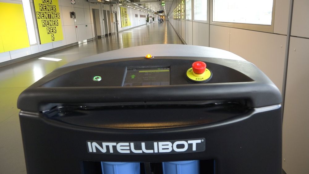 Vaskeroboter egner seg best til store flater. Den har kapasitet på 1000 m2/time, og må lades etter fire timers bruk.