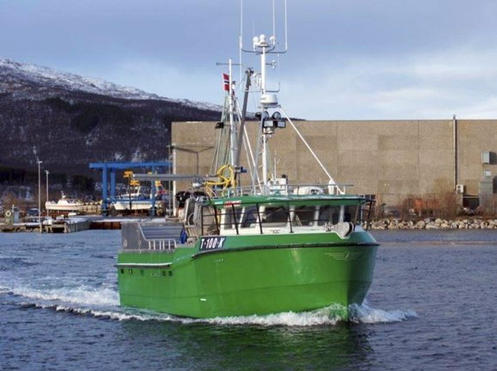 Karoline er verdens første elektriske sjark. Det snaut 11 meter lange fartøyet bruker dieselgenerator til og fra fiskefeltet, 2,5 timer fra hjemhanen Vannvåg i Troms.