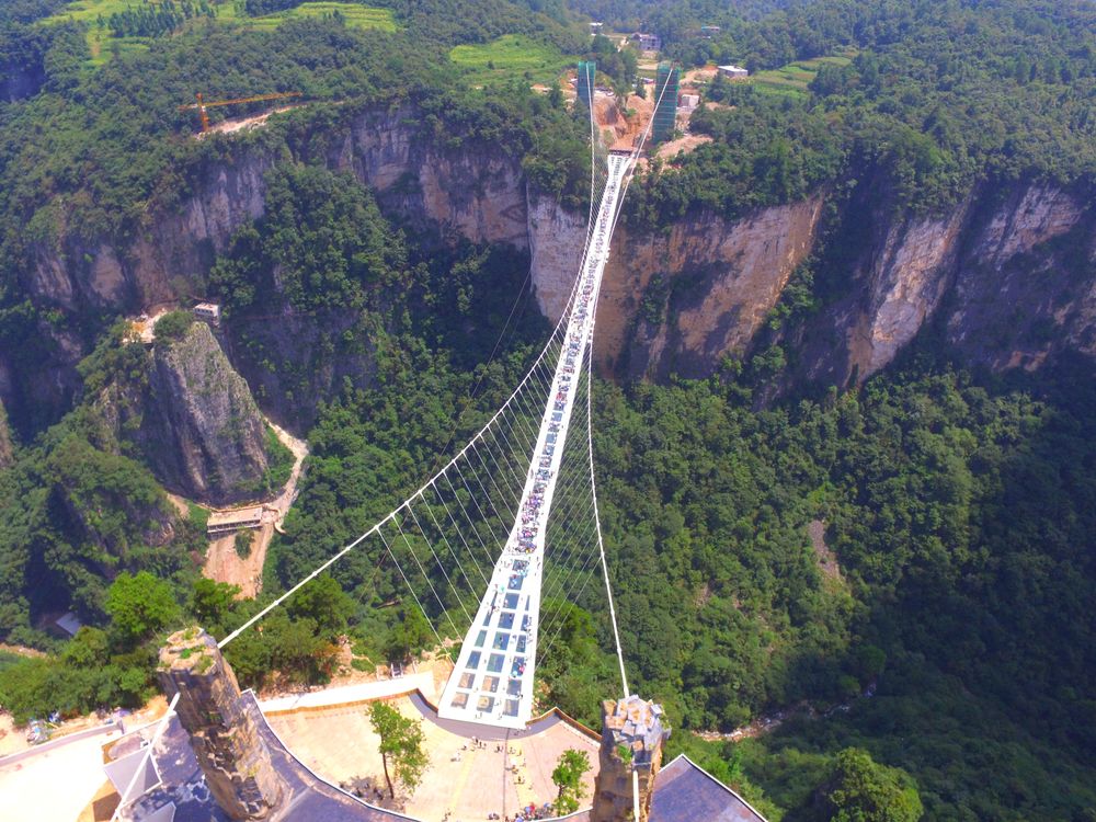 Den kinesiske glassbroen strekker seg over et juv i den mektige Zhangjiajie-parken.