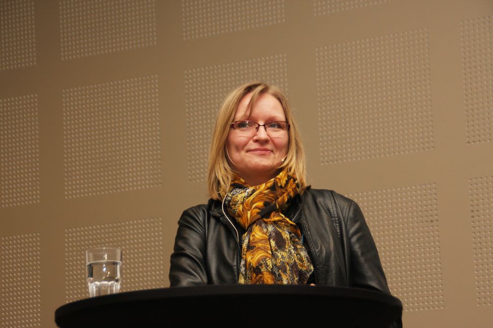 Avdelingsdirektør Bettina Sandvin i Vegdirektoratet varsler innskjerping av dagens krav om 25 prosent egne ansatte hos entreprenører som tar oppdrag hos Statens vegvesen.