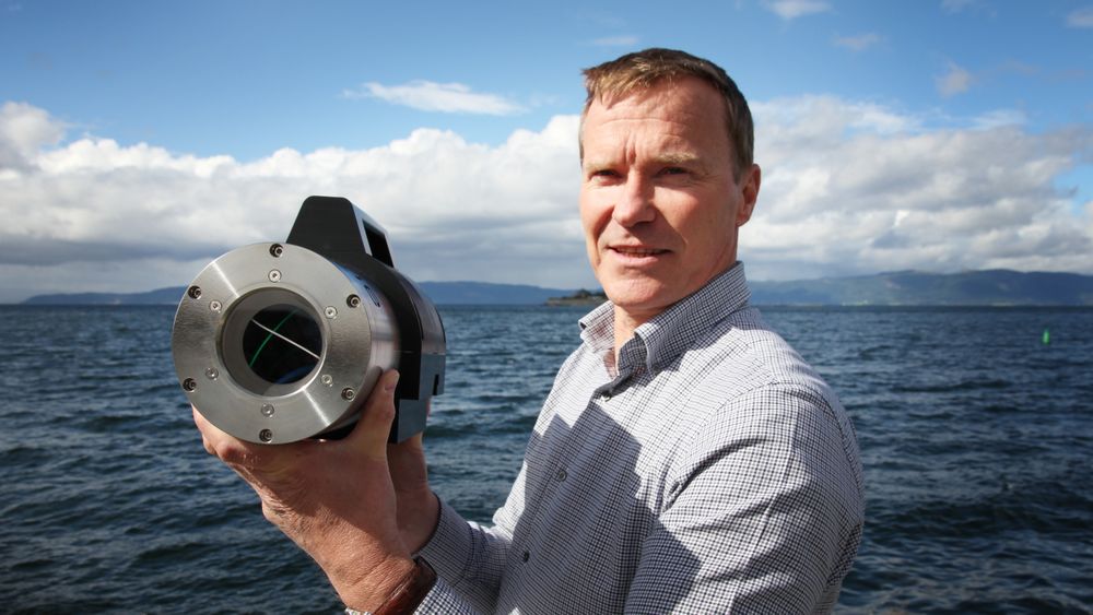 Avansert: Daglig leder Ivar Erdal med et kamera som nå er inne til ombygging. Et kamera koster ca. en million kroner og bygges med en tilrettelagt programvare avhengig av formål.