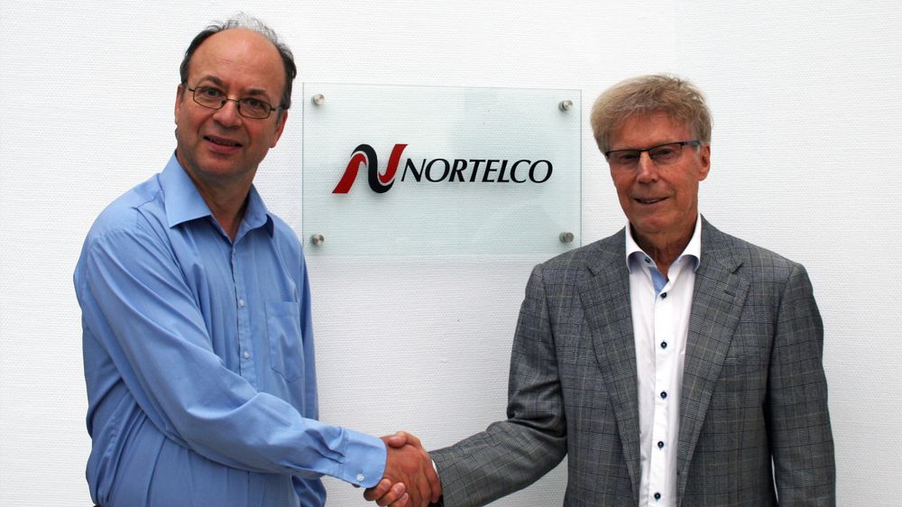 Kai Atle Myrvang, til venstre, og Bjørn Nysted fra Nortelco, som nå er eier av AD Elektronikk.
