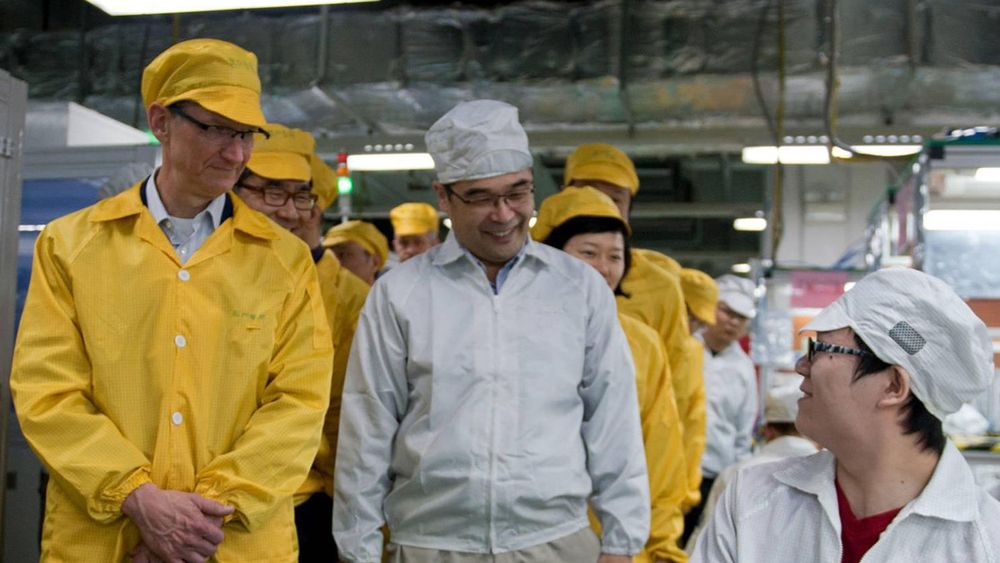 Apples konsernsjef Tim Cook på besøk hos en annen underleverandør, Foxconn i 2012, som også har vært beskyldt for elendige arbeidsvilkår.