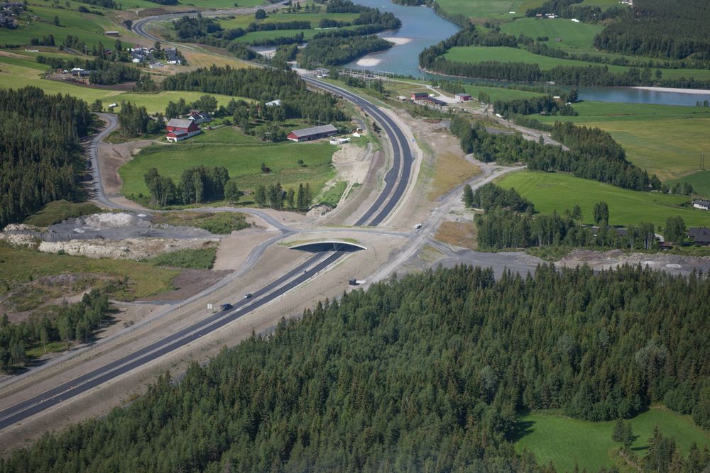 Hardvollsmorka viltovergang, nord for Harpefoss skole. Oppå overgangen er det anlagt veg for grunneierne i området og for turgåere. Overgangen skal beplantes.