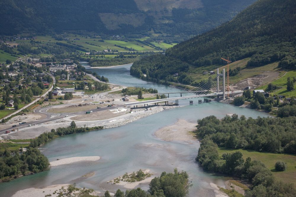 Kvam: Den nordlige portalen til Teigkampentunnelen, Kvam bru og kryssområde.