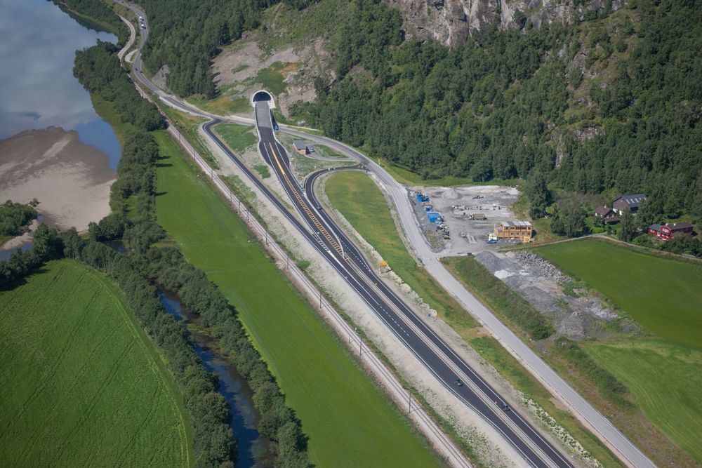 Fryasletta: Ny E6 og den sørlige portalen til Hundorptunnelen. Lokalvegen går til høyre for E6 før den krysser under brua før tunnelen.