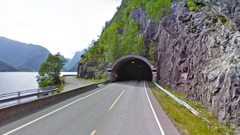 Mye rart skal skje hvis ikke Mesta får kontrakten på oppgradering av Eidfjordtunnelen. Bildet viser nordre portal med Eidfjordvatnet til venstre.
