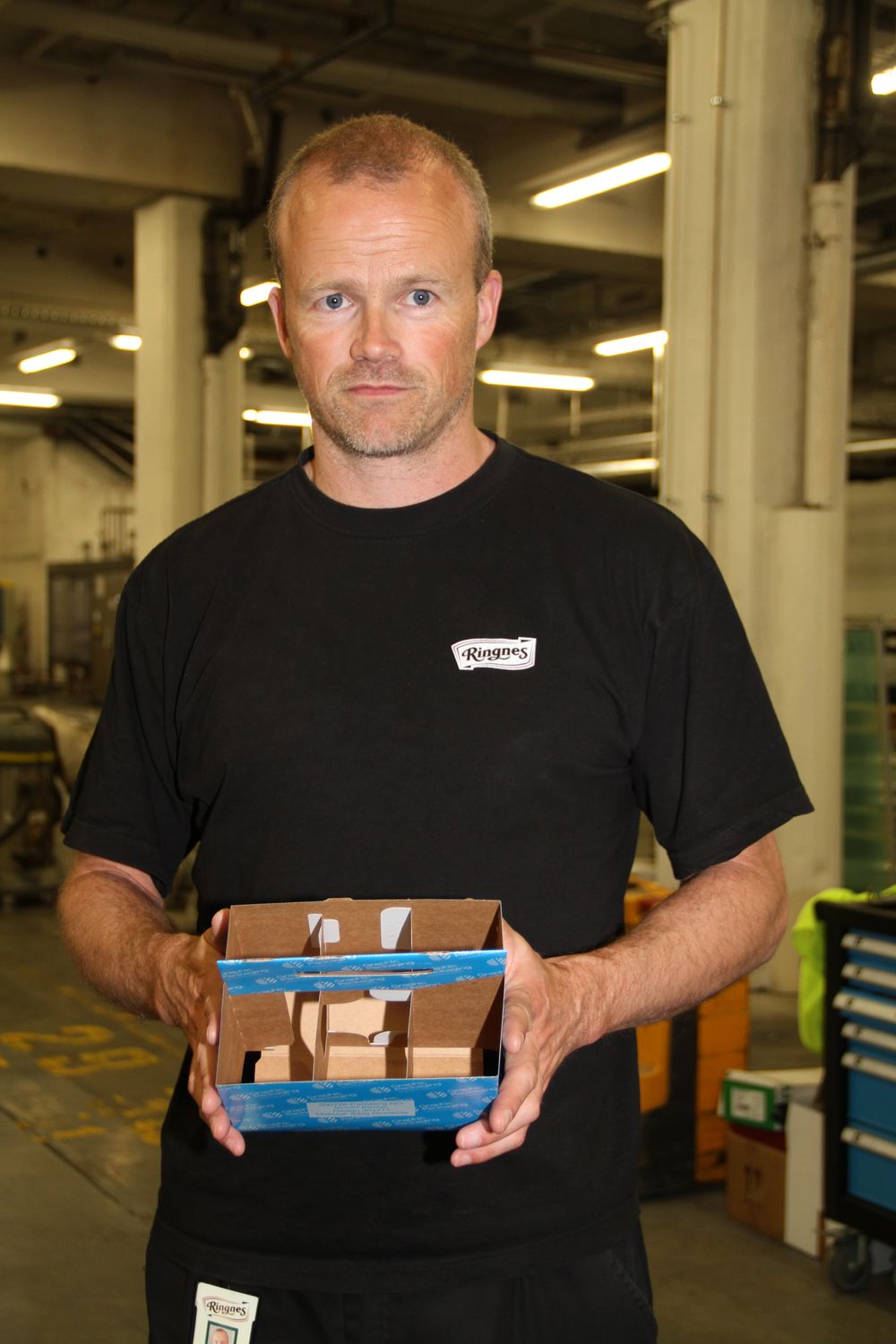 Daglig Leder Erik Norgård med kartongen til en six-pack, så langt den eneste delen av produksjonen der det har vært behov for endringer etter montering.
