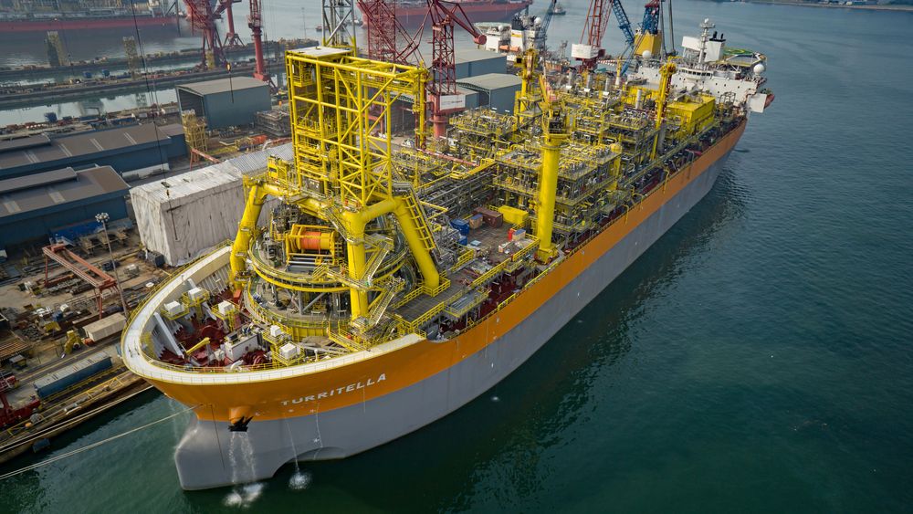 Produksjonsskipet Turritella henter opp oljen fra det dype Stones-feltet i Mexicogulfen. Her er skipet til kai i Singapore.