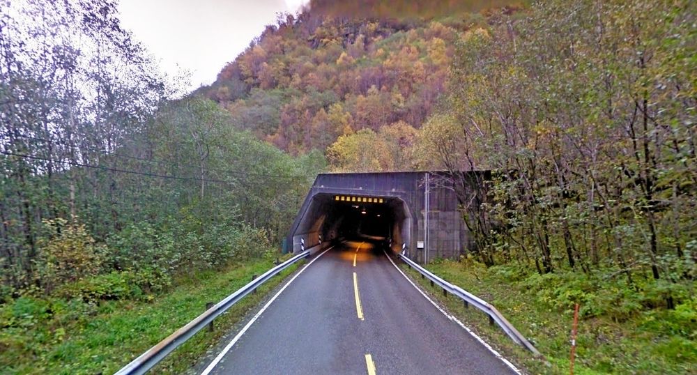 Bildet viser vestre portal av Høyangertunnelen før oppgraderingen. VVB Engineering Ltd. har gode muligheter til å få ansvar for SRO- og elektromontasjen.